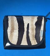 Tasche Chamäleon mini mit Kuhfell Zebraprint.