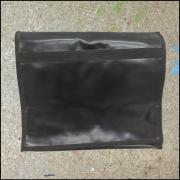 Mustertasche schwarz-silber mit Beckengurt.