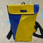 Rucksack mittel Gebrauchtplane gelb-blau