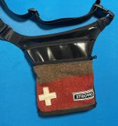 Hüfttasche Bocky aus einer gebrauchten schweizer Armeedecke.